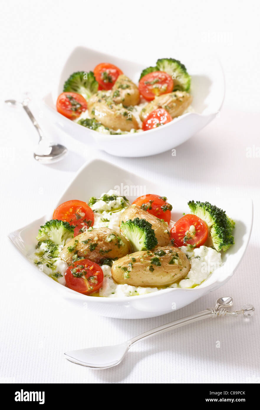 Heiß-kalt Touquet Ratte Kartoffeln mit Broccoli und Kirschtomaten Stockfoto