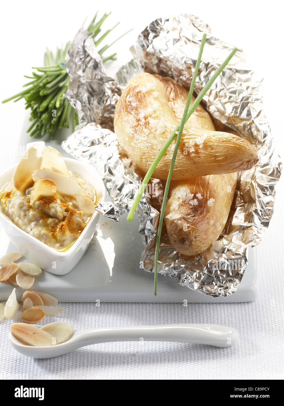 Touquet Ratte Kartoffeln in Alufolie gebacken und serviert mit Sahne von Sardinen Stockfoto