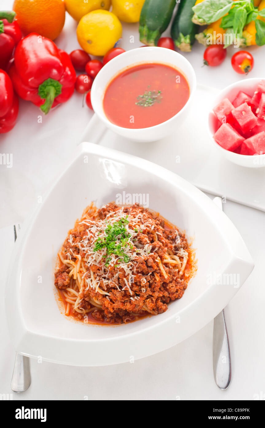 Italienische klassische Spaghetti mit Bolognese-Sauce und frischem Gemüse auf Hintergrund, mehr DELICIOUS FOOD ON PORTFOLIO Stockfoto