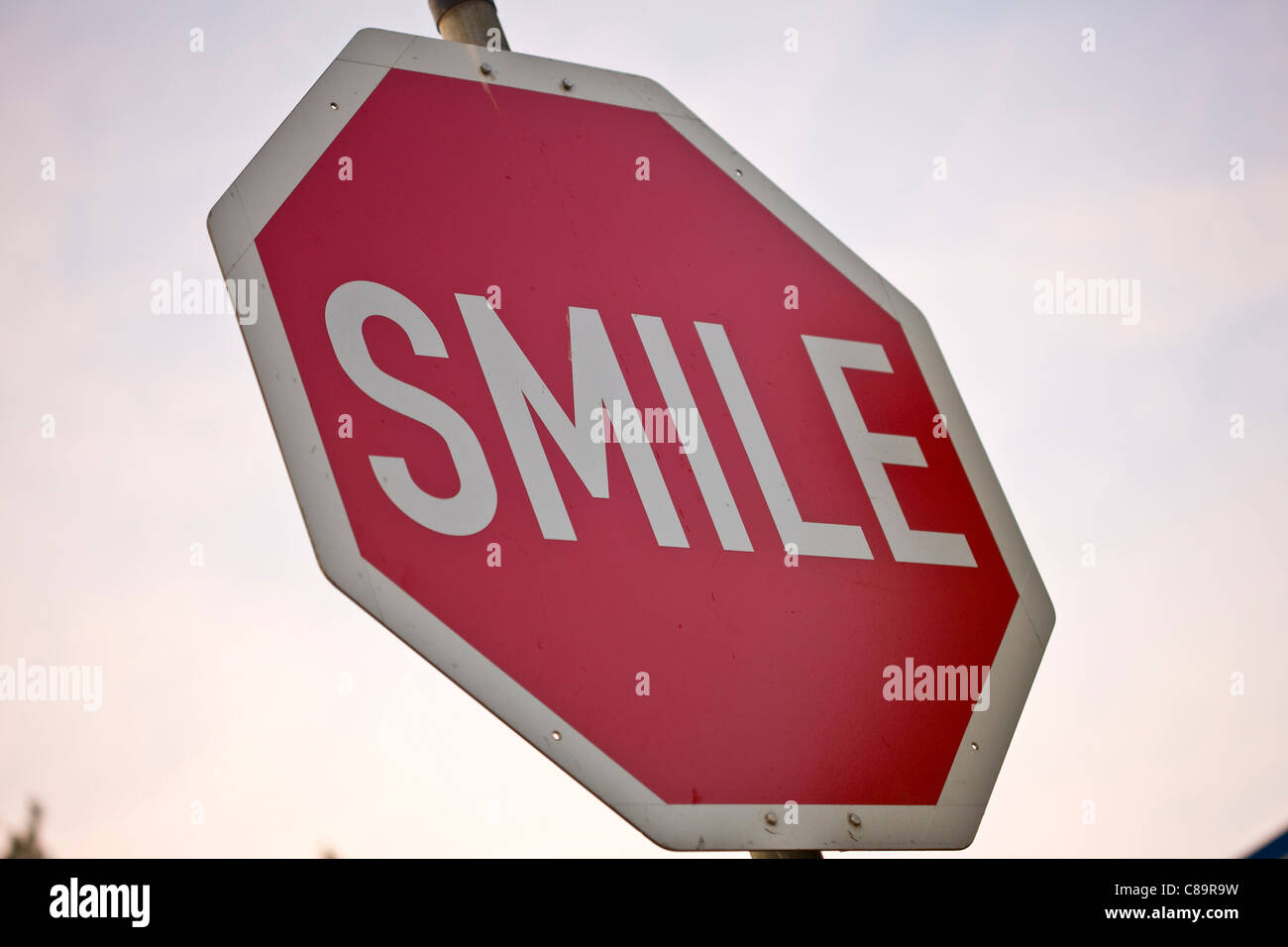 Deutschland, Wolfsburg, Lächeln Wort auf Ston Schild, Nahaufnahme Stockfoto