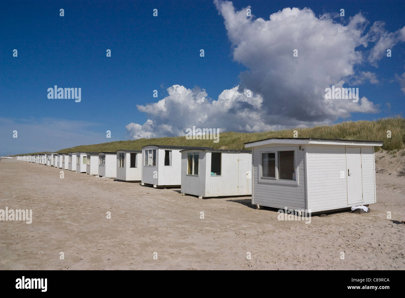 Dänemark, Blick auf Kabinen aufgereiht am Strand kleiden Stockfoto
