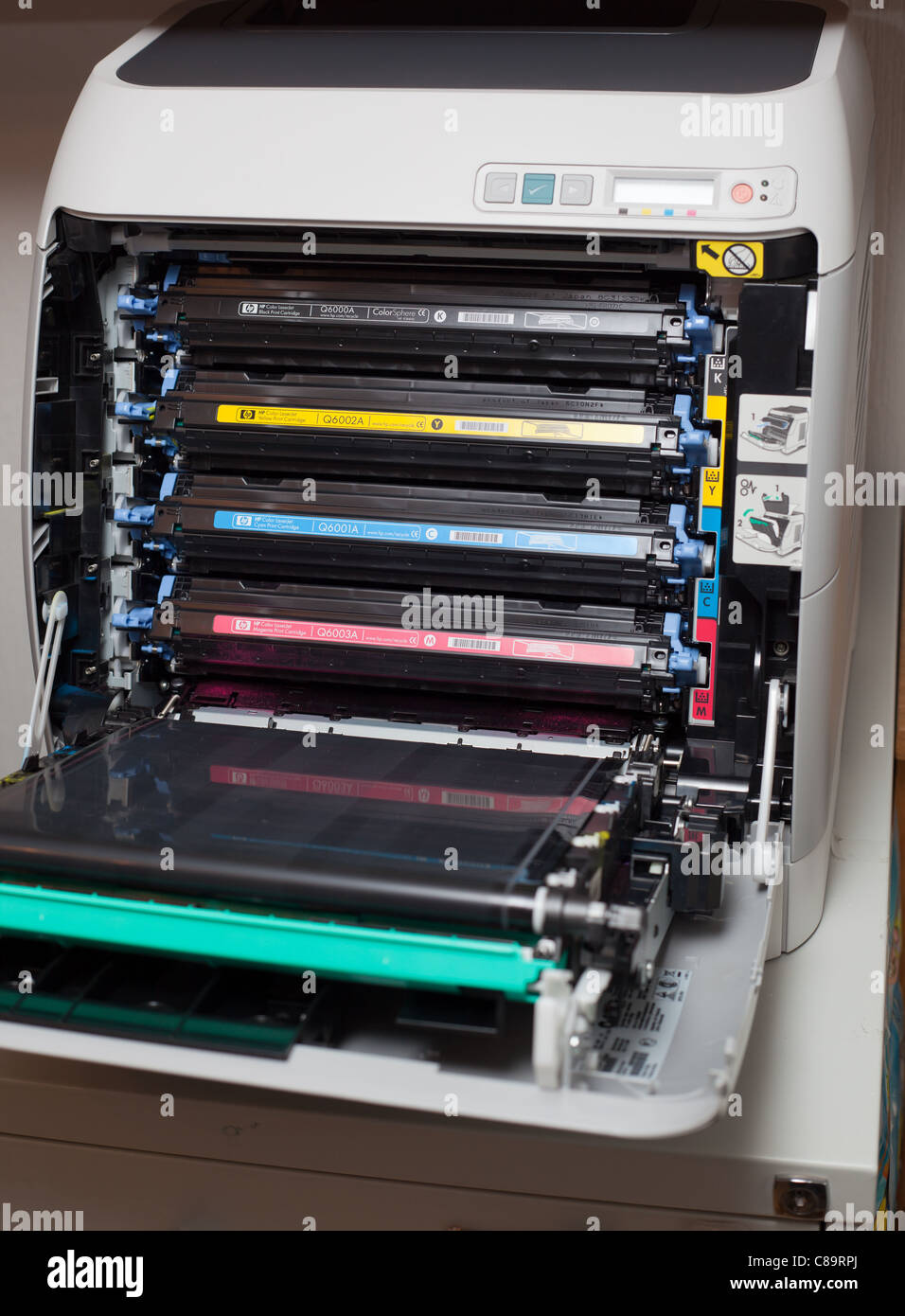 Toner-Patronen im Drucker HP Color Laserjet 2605DN Stockfotografie - Alamy