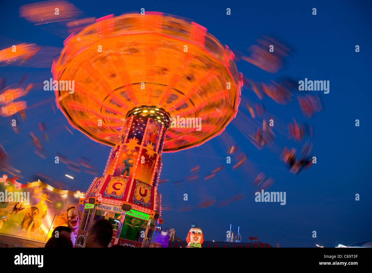 Deutschland, München, Blick auf beweglichen Karussell auf dem Oktoberfest in Nacht Stockfoto
