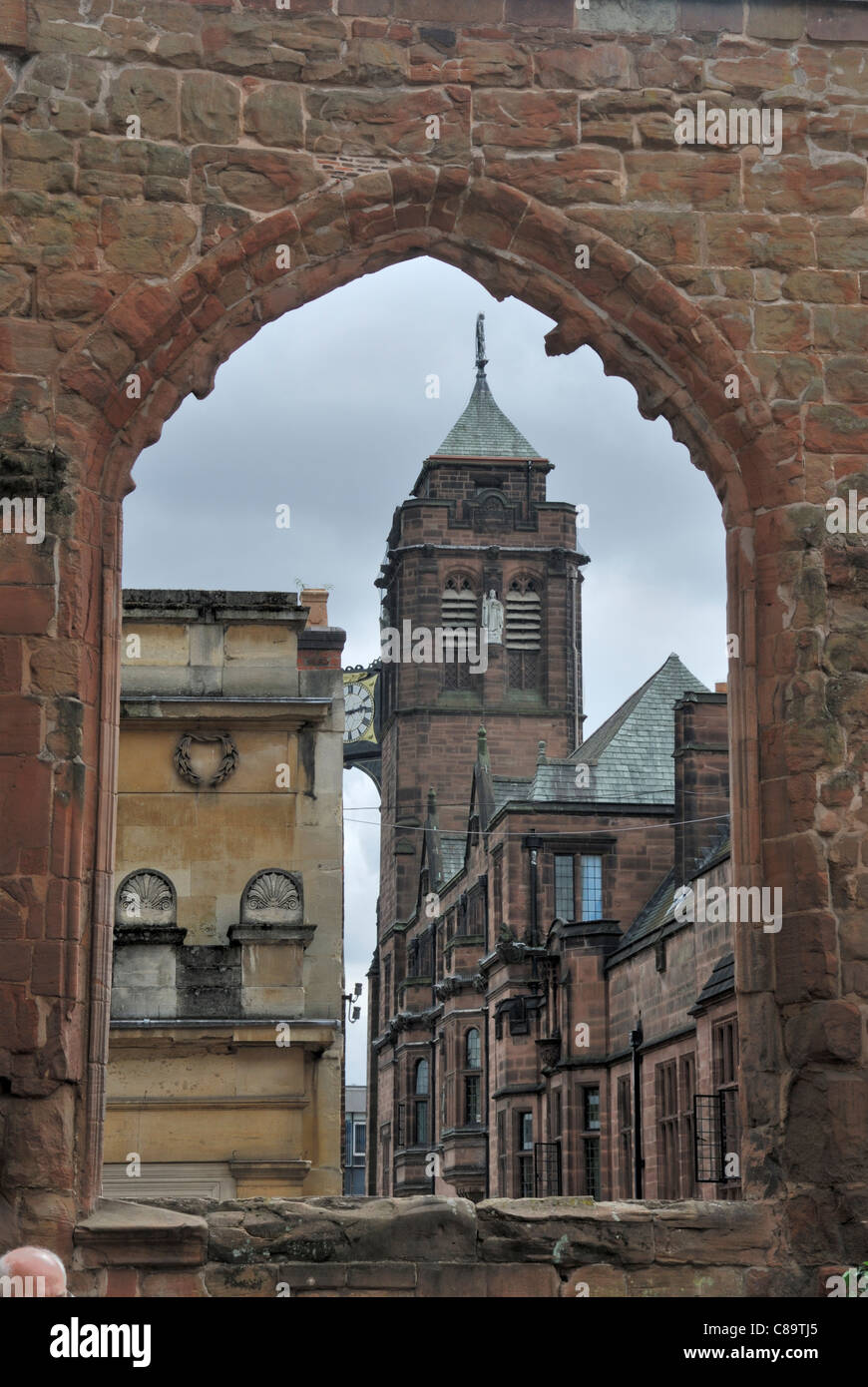 Blick auf eine alte religiöse Architektur aus der alten Kathedrale, Coventry Stockfoto