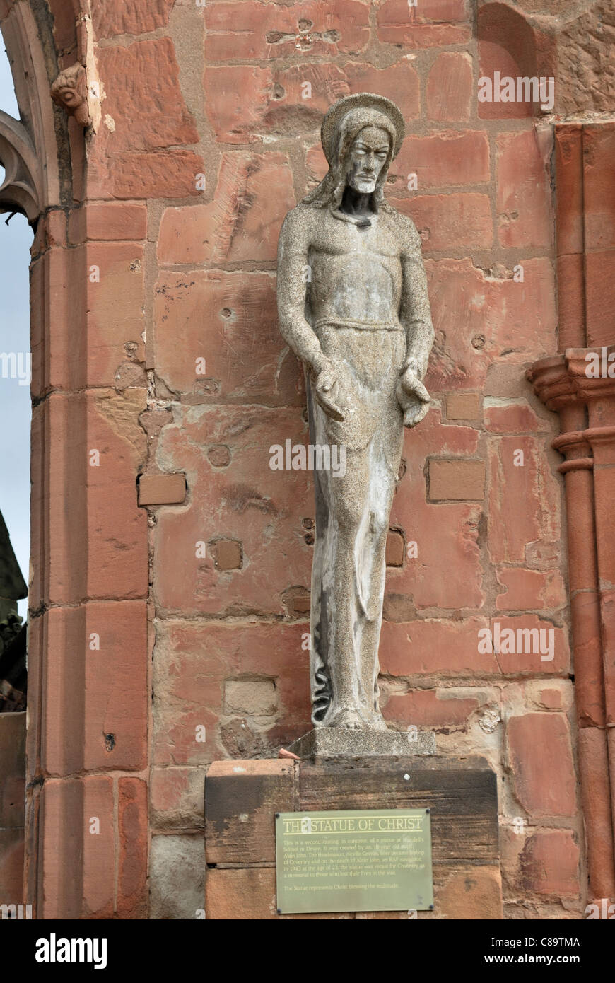 Blick auf eine alte religiöse Skulptur in der alten Kathedrale von Coventry Stockfoto