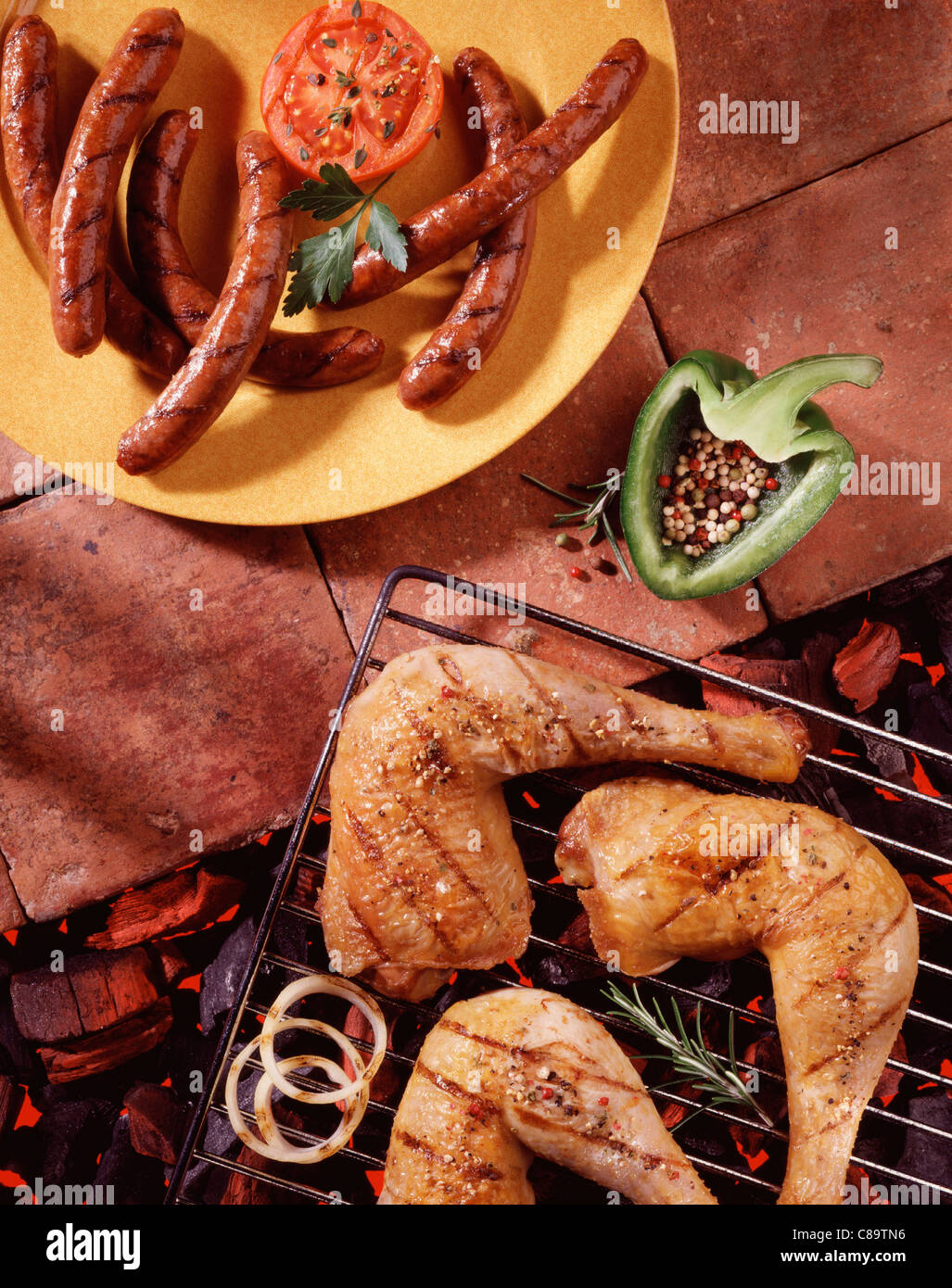 Grill gegrilltes Hähnchen und pikante Merguez-Würstchen Stockfoto