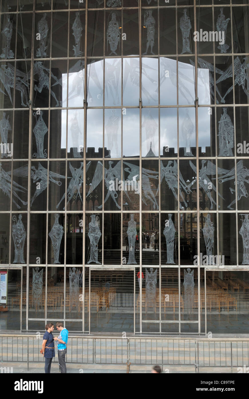 Blick auf eine moderne religiöse gestalteten Glasfenster auf neue Kathedrale, Coventry Stockfoto