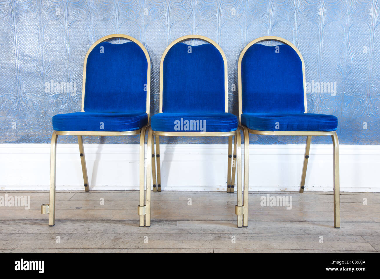 Stühle, die fein säuberlich aufgereiht in der Bergleute Wohlfahrt Club in Horden, County Durham, England Stockfoto