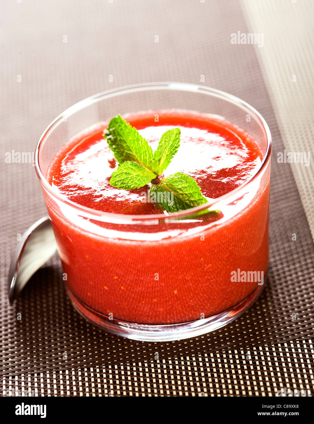 Erdbeer-Suppe mit frischer Minze Stockfoto