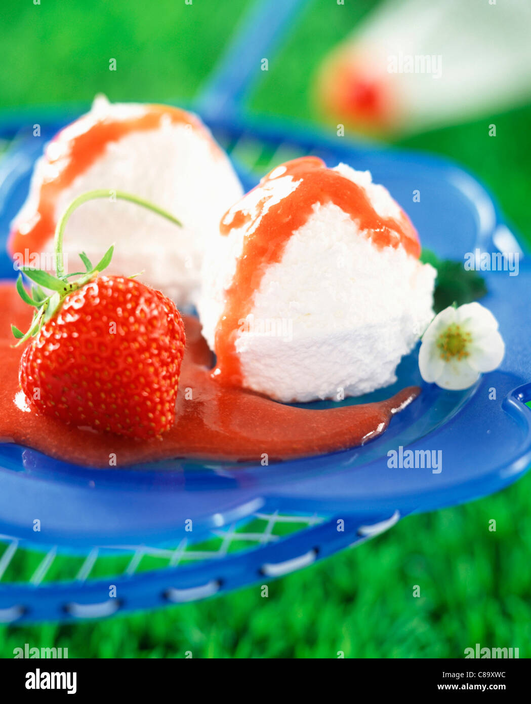 Petit Suisse Käse-Eis mit Erdbeersauce Stockfoto