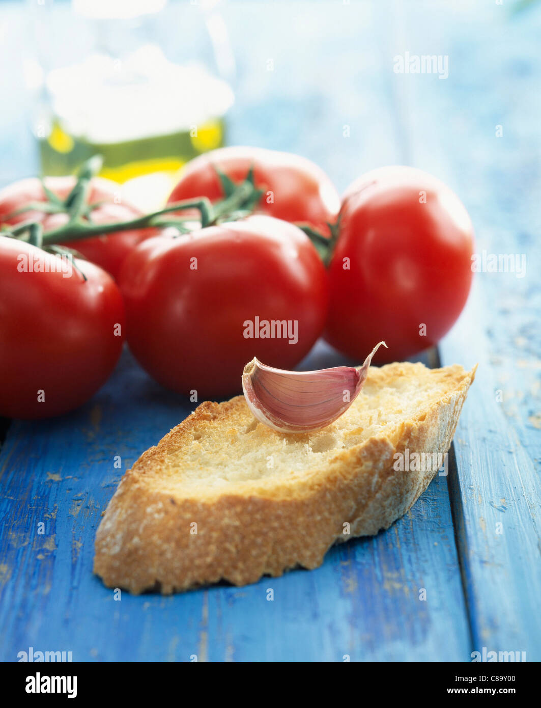 Brot, Knoblauch, Tomaten und Olivenöl Stockfoto