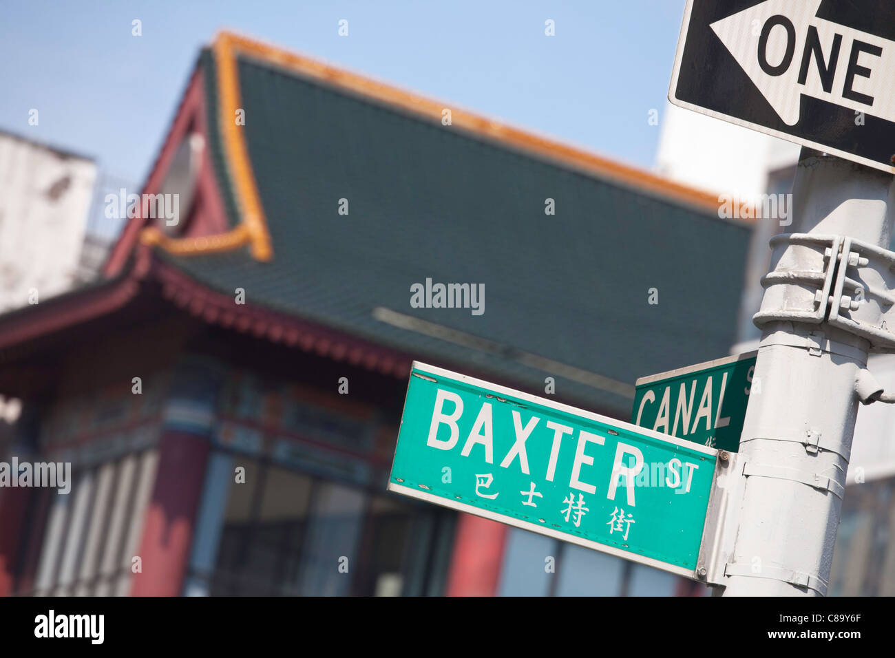 Straßenschild in Englisch und Chinesisch, Baxter und Kanal, Chinatown, NYC Stockfoto