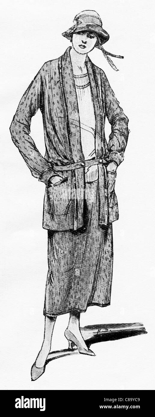 Mode-Illustration, ca. 1922. Mantel und Rock in einer Marle Mischung aus grau und schwarz. Stockfoto