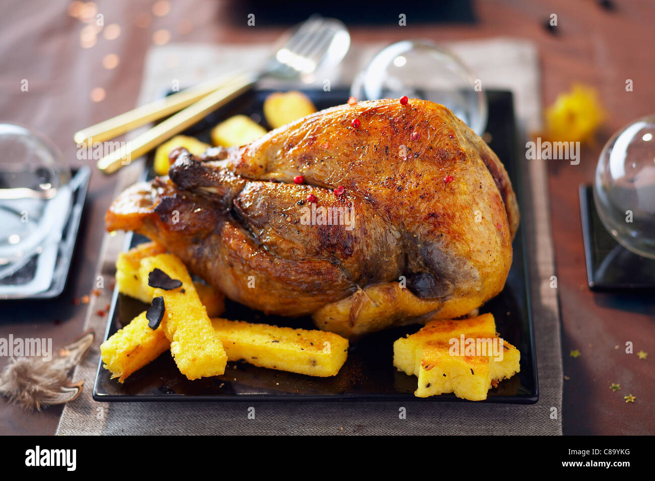 Gefüllte Fasan gekocht in einer Kasserolle mit Poenta Fingern Stockfoto