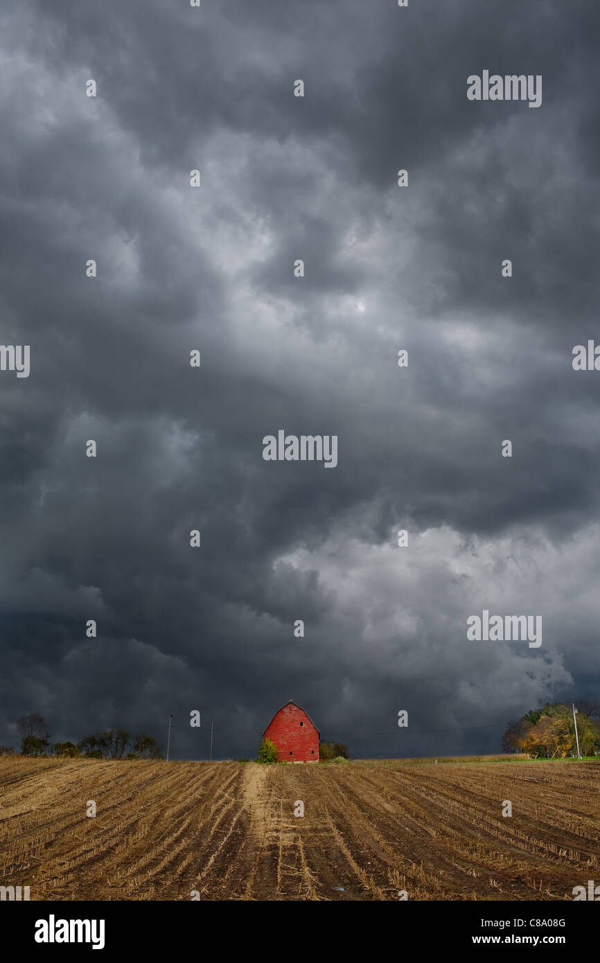 Rote Scheune unter Gewitterwolken, Stein-Arabien, Mohawk Valley des Staates New York Stockfoto