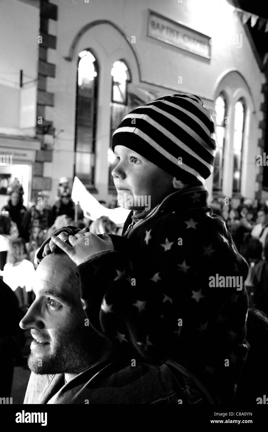 Vater mit seinem Sohn auf den Schultern der Okehampton Karneval warten Stockfoto