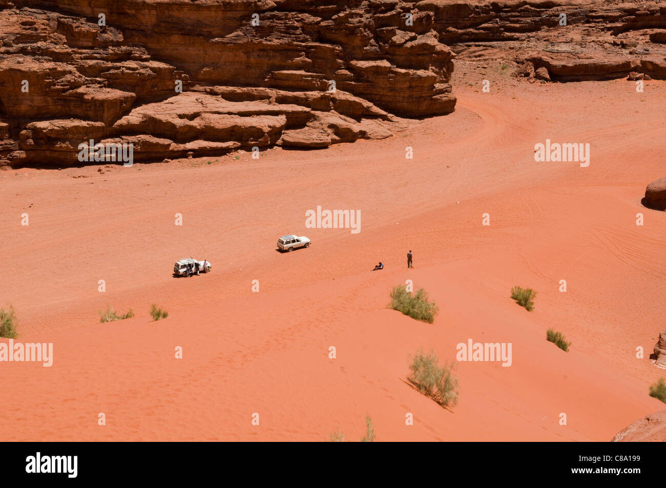 Fahrt durch die Sanddünen im Wadi Rum in Jordanien Stockfoto