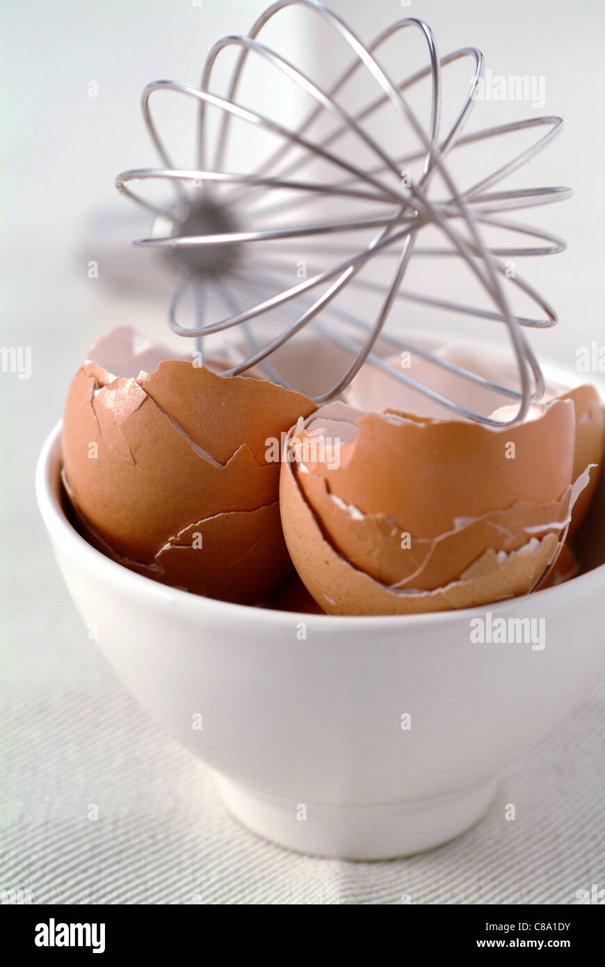 Eierschalen in Schüssel mit Peitsche Stockfoto