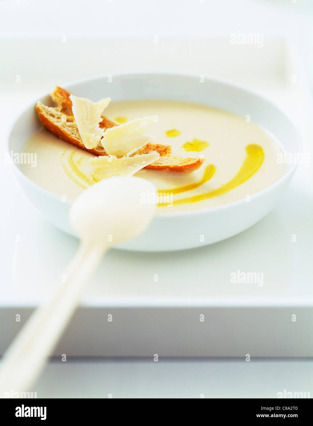 Weiße Suppe mit Argan-Öl Stockfoto