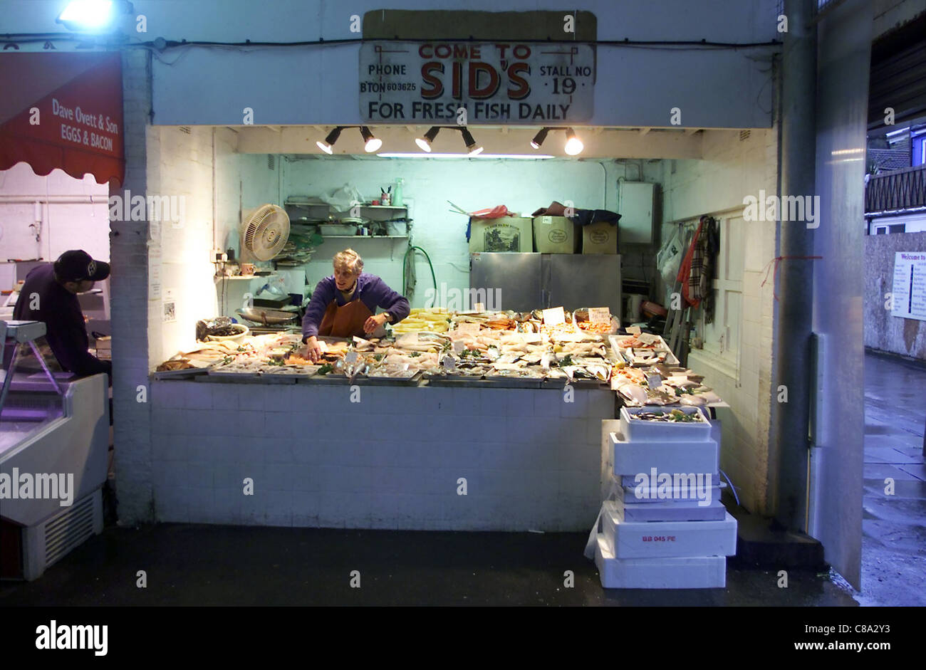 David Marmery mit einem seltenen großen Stück Kabeljau an Sid Fismongers in Brighton Open Market Stockfoto