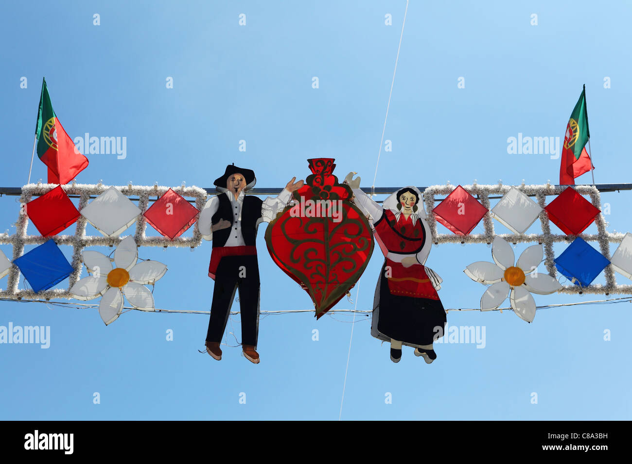 Dekorationen für Mann und Frau im traditionellen Kostüm des Minho Region Portugals. Stockfoto