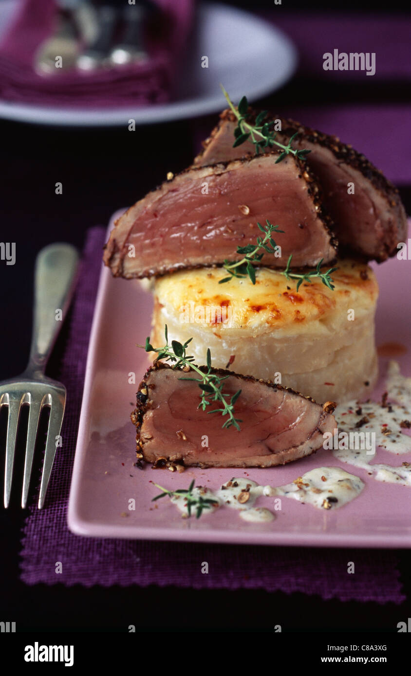 Thunfisch-Steak mit Wurzel Sellerie Käse garniert Gericht Stockfoto