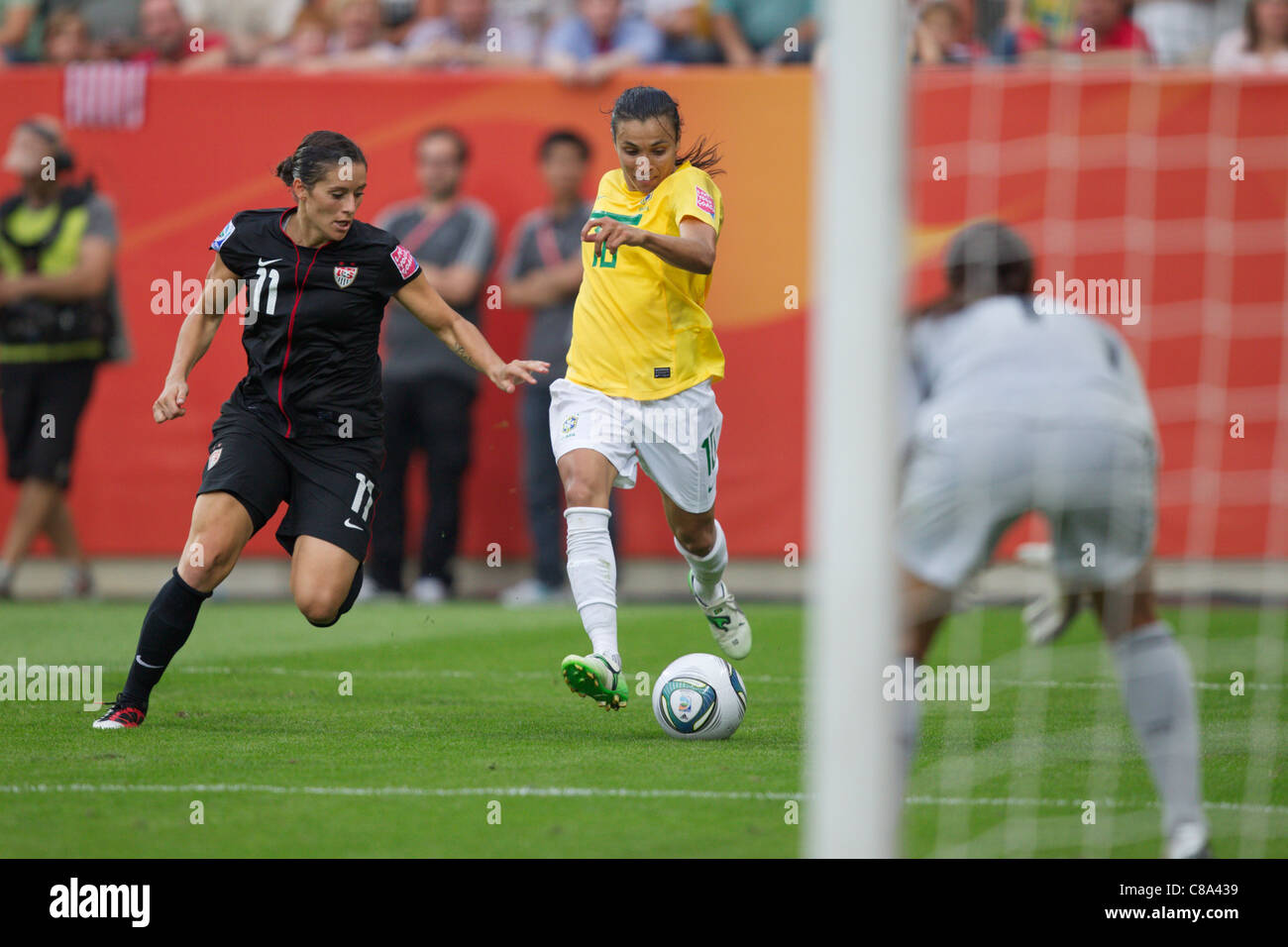 Marta of Brazil (R) treibt den Ball gegen Alex Krieger der Vereinigten Staaten (L) bei einer Frauen WM Viertelfinalspiel. Stockfoto