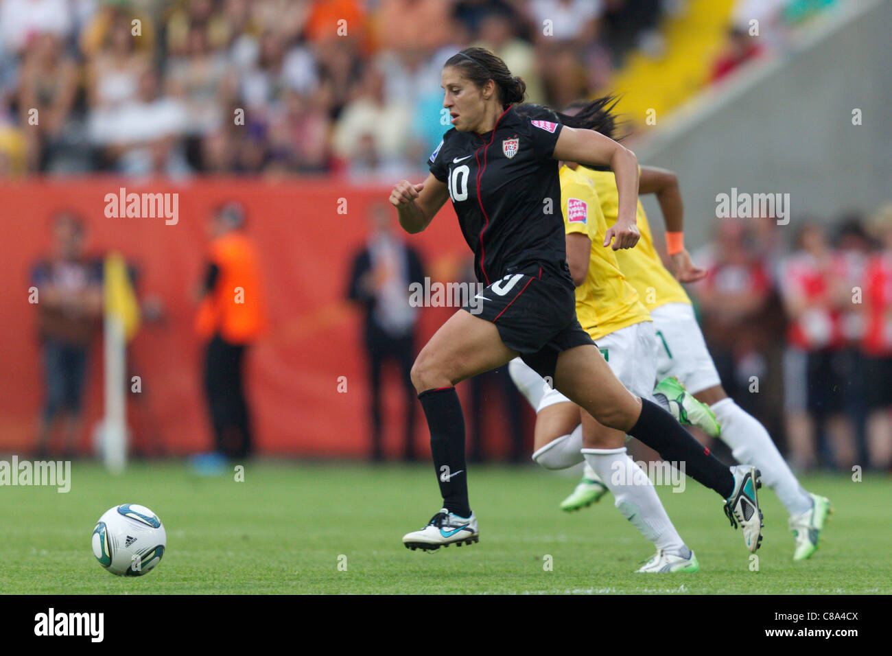 Carli Lloyd der Vereinigten Staaten Rennen für den Ball während einer 2011 FIFA Frauen WM Viertelfinale Spiel gegen Brasilien. Stockfoto