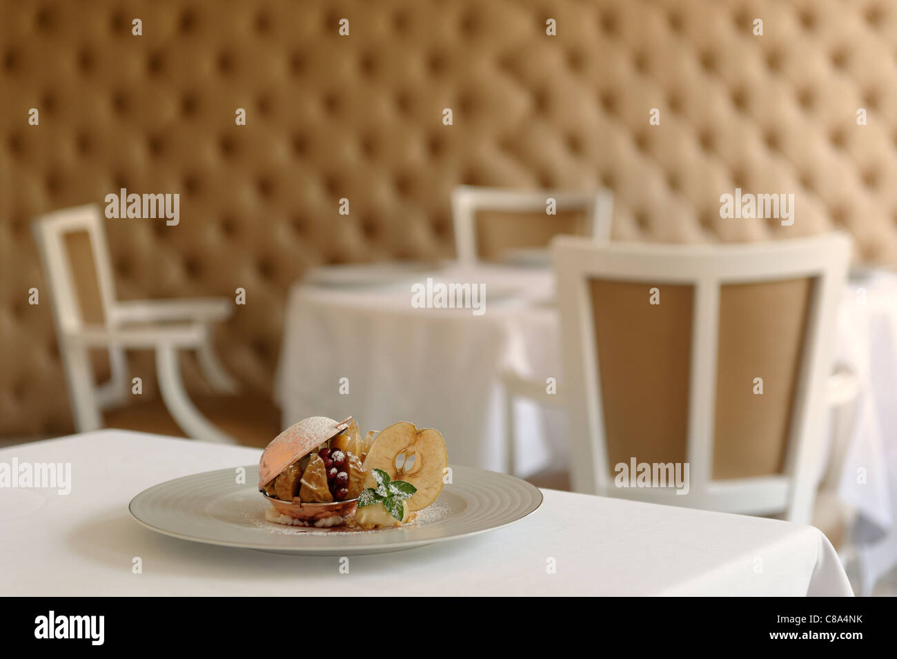 Nouvelle Cuisine Gourmet Apfel-Eis-Dessert in noblen restaurant Stockfoto