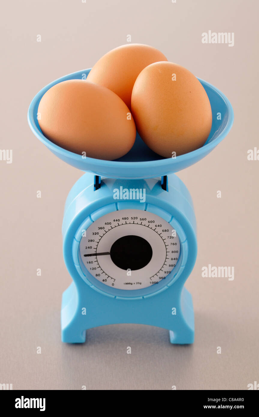 Eiern auf Skalen Stockfoto