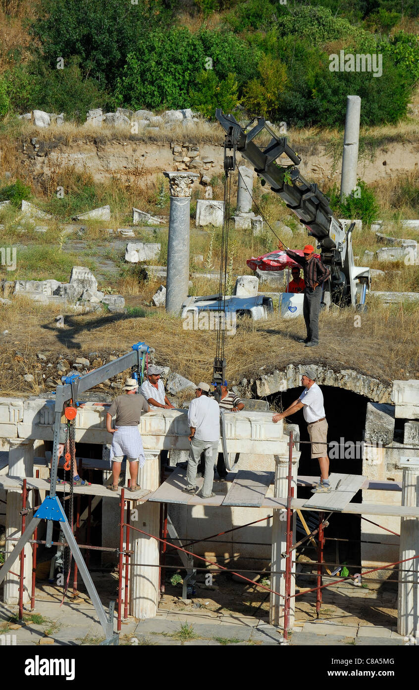 AFRODISIAS, TÜRKEI. Restaurierung und Umbau Arbeit, durchgeführt auf der Bühne das antike Amphitheater. 2011. Stockfoto