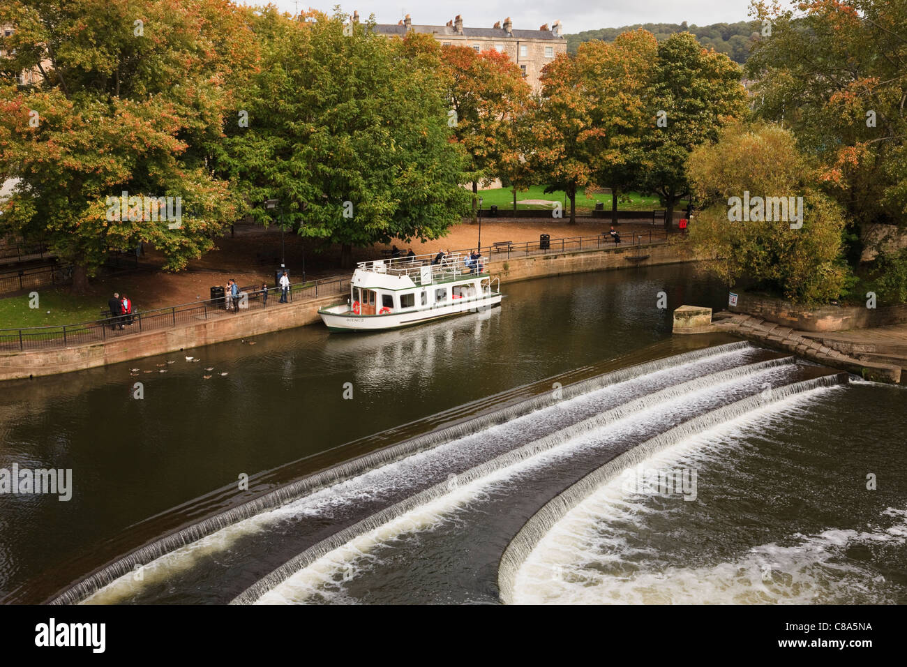 Touristischen sightseeing cruise Boot vertäut am Fluss Avon durch Pulteney Wehr im Herbst Bad Somerset England UK Großbritannien Stockfoto