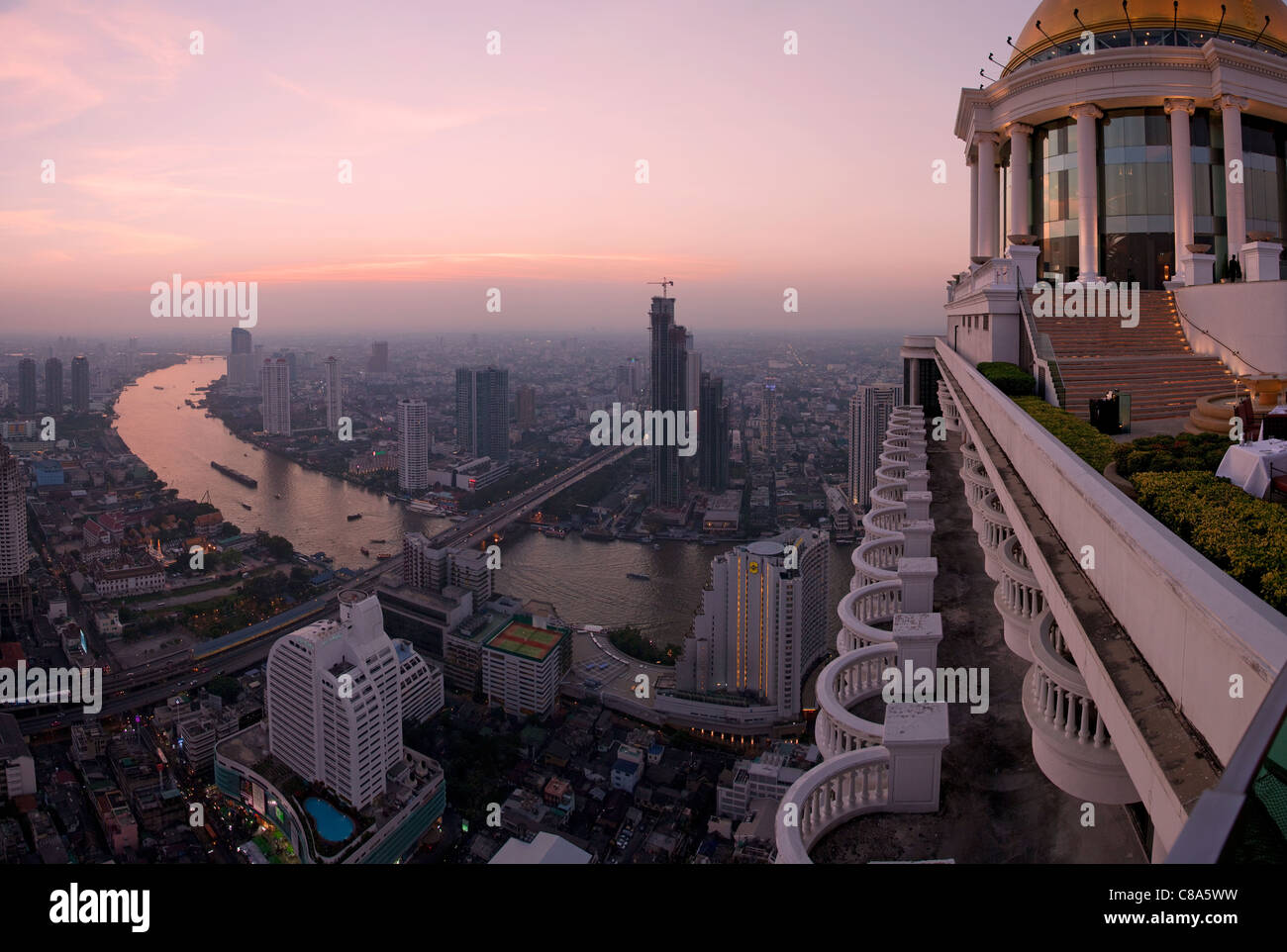 Skyline von Bangkok aus Scirocco Skybar, Thailand Stockfoto