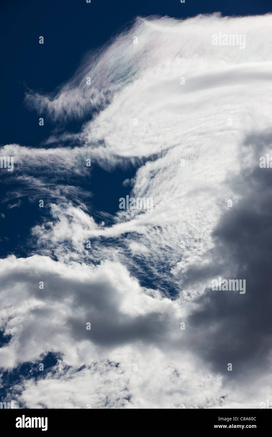 Ungewöhnliche Wolkenformationen an einem sonnigen blauen Himmel Tag in Colorado, USA Stockfoto Ungewöhnliche Wolkenformationen an einem sonnigen blauen Himmel Tag in Colorado, USA Stockfoto