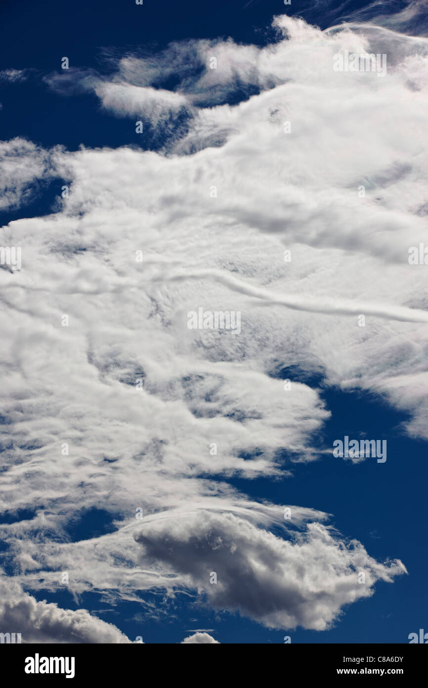 Ungewöhnliche Wolkenformationen an einem sonnigen blauen Himmel Tag in Colorado, USA Stockfoto