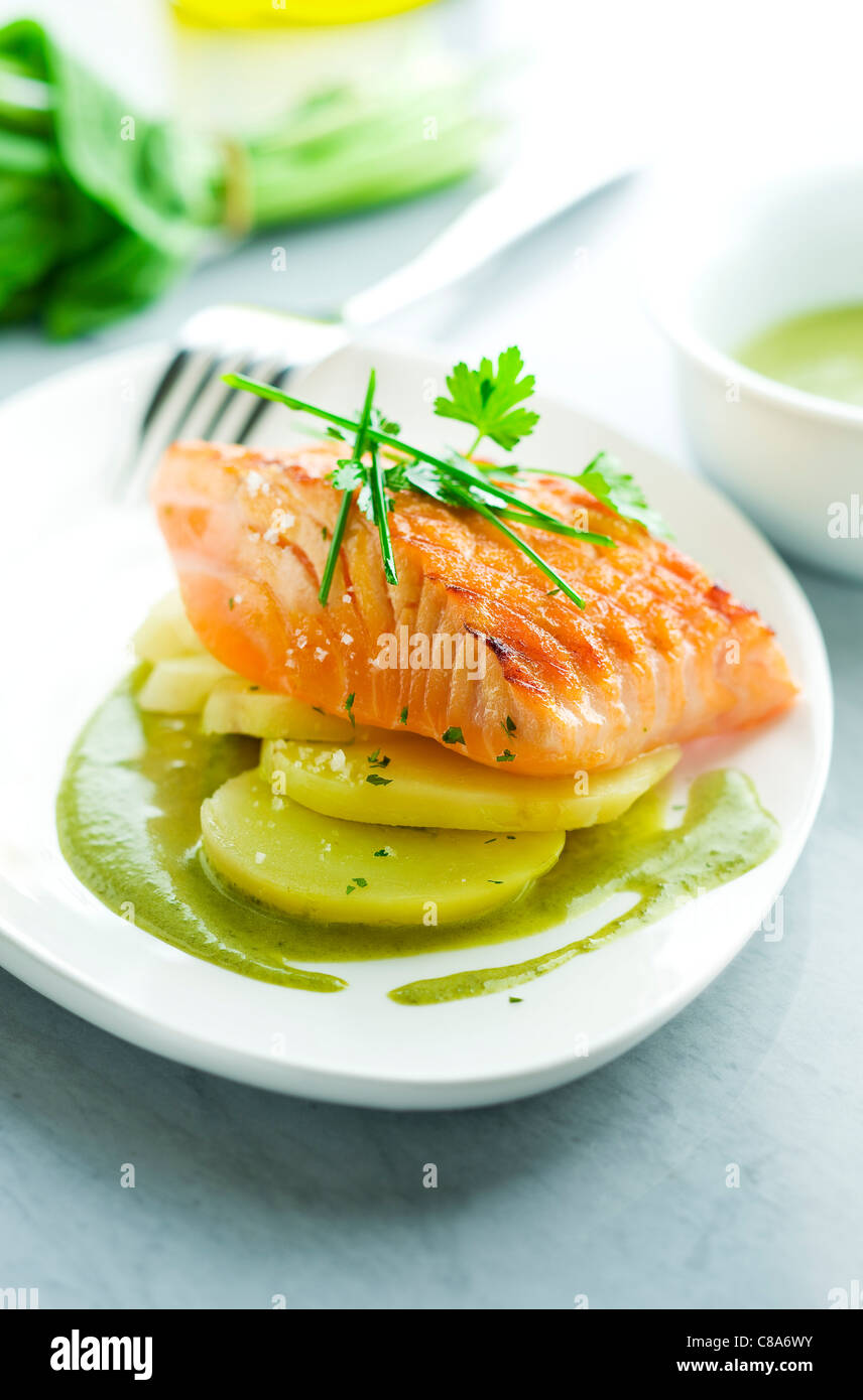 Dickes Stück Lachs gegrillt auf der einen Seite mit Sauerampfer-sauce Stockfoto