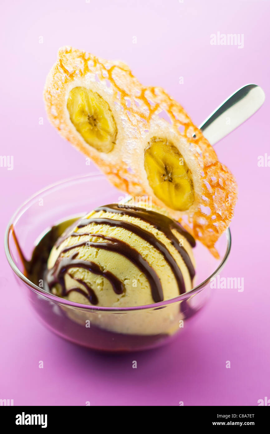 Eis mit Schokoladensauce und karamellisierten Bananen Tuile Keks Stockfoto