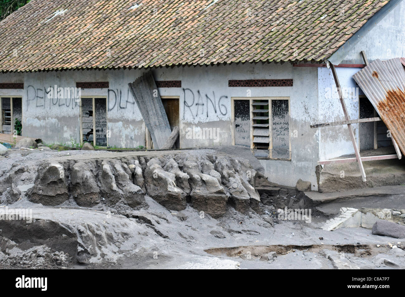 Ein Dorf schwer beschädigt durch einen Lahar Schlamm im März 2011, Sirahan, Magelang, Yogyakarta, Java, Indonesien. Stockfoto