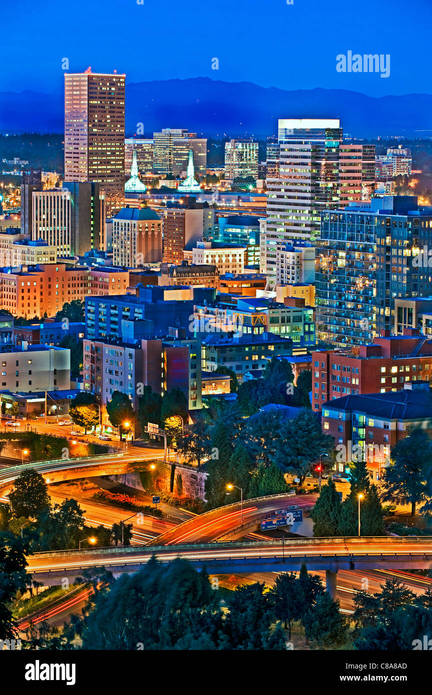 Abends Blick auf Downtown Portland; Portland, Oregon, Vereinigte Staaten von Amerika Stockfoto