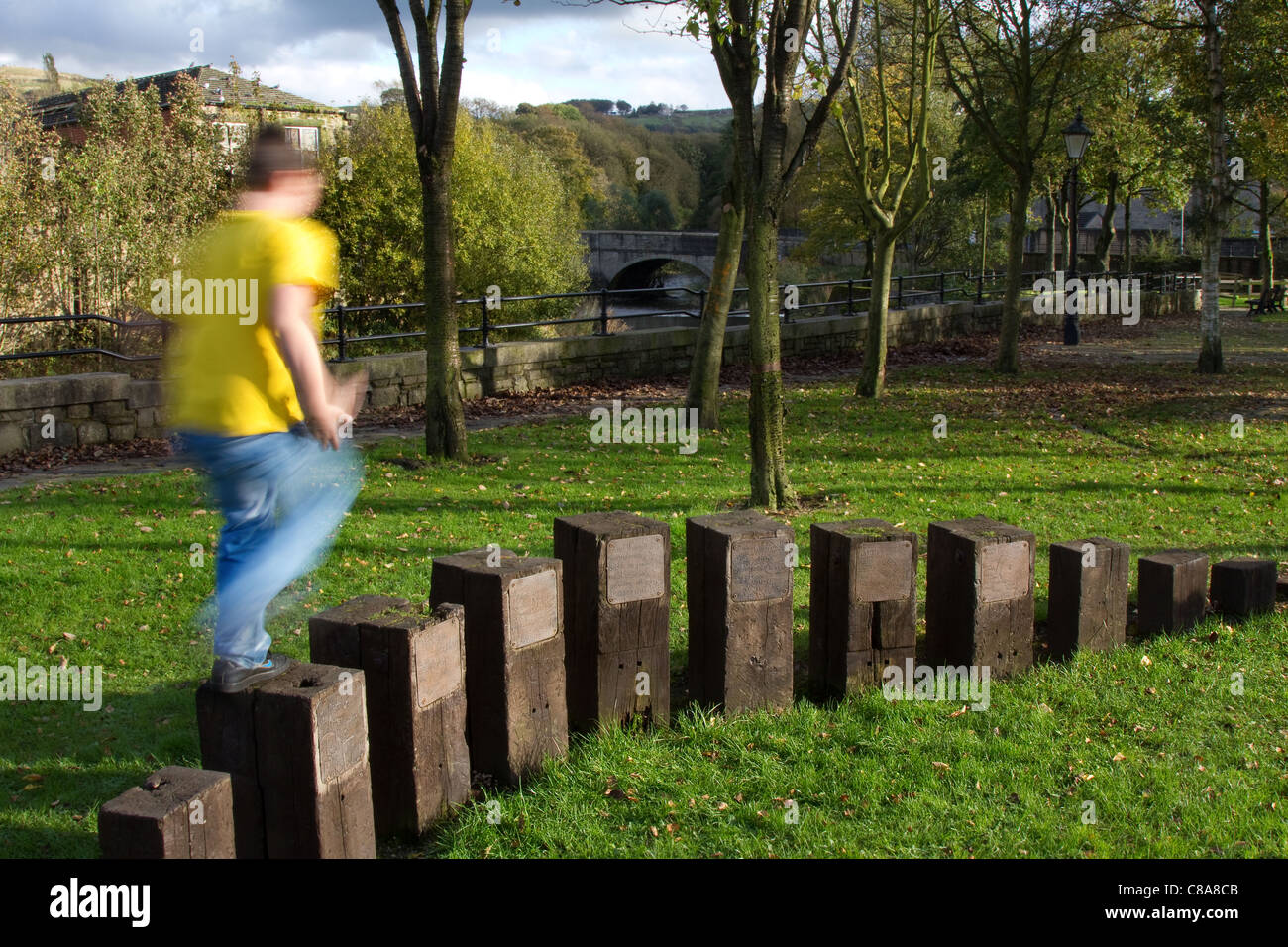 Kinder Spiele  Children Spiel  Wooden Skulpturen auf den Irwell Skulpturenweg Ramsbottom, East Lancashire, UK Stockfoto