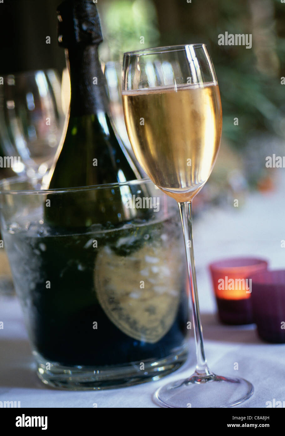 Glas und Flasche Champagner Stockfoto