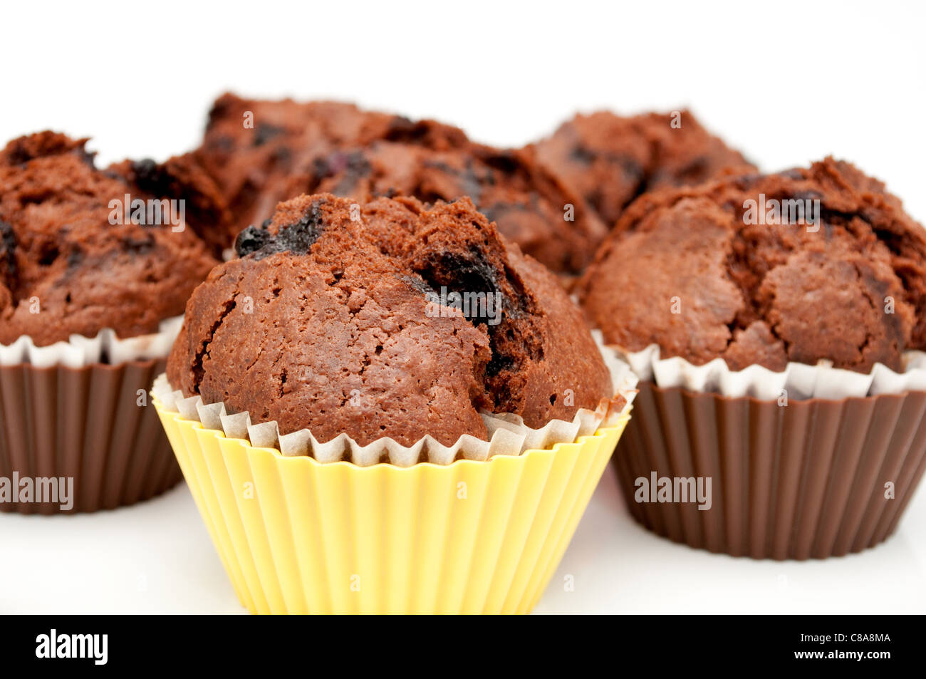 Nahaufnahme von Schokoladen-Muffins mit Heidelbeeren Stockfoto