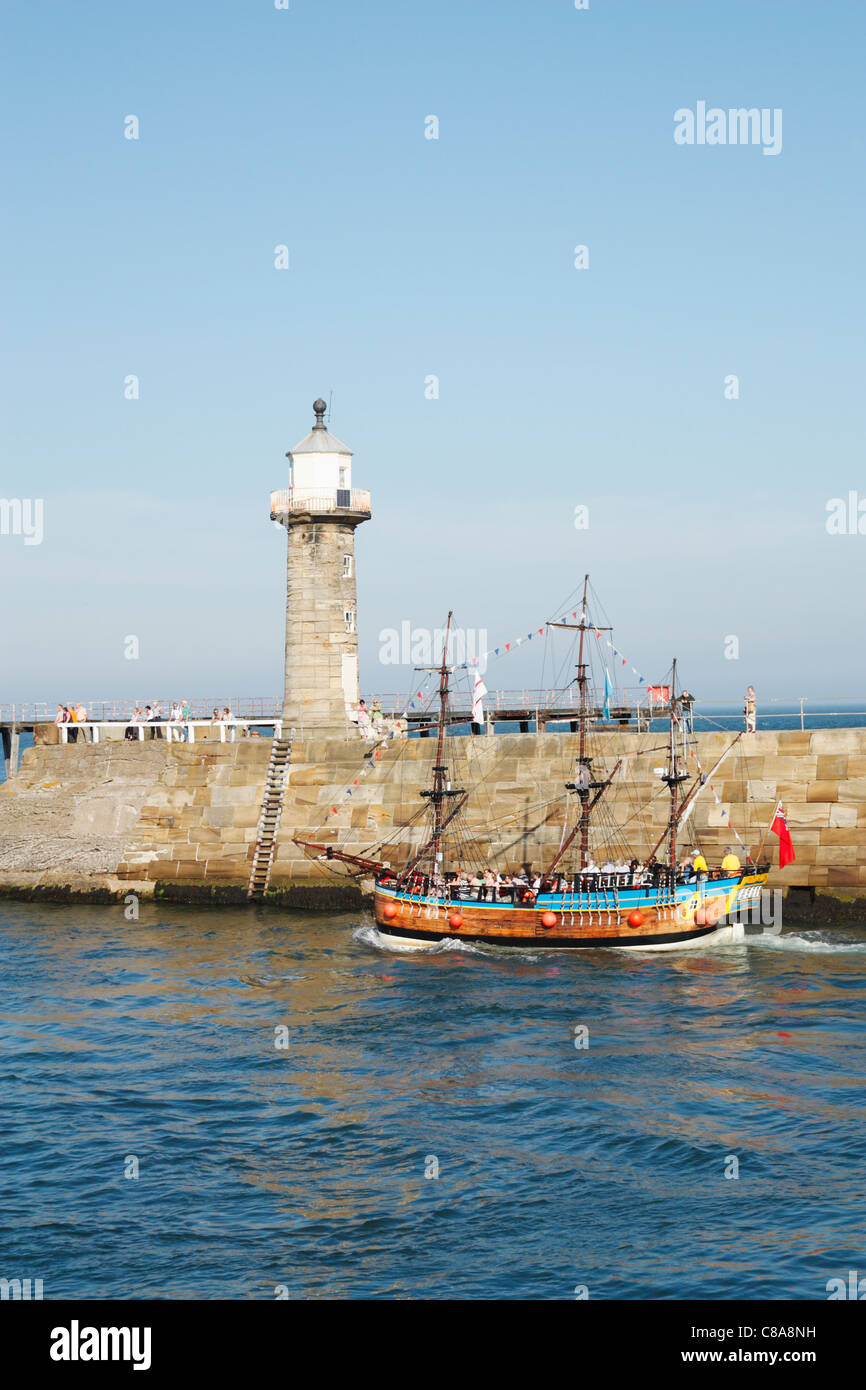 Urlauber auf Bootsfahrt Whitby Hafen verlassen. North Yorkshire, England, Vereinigtes Königreich Stockfoto