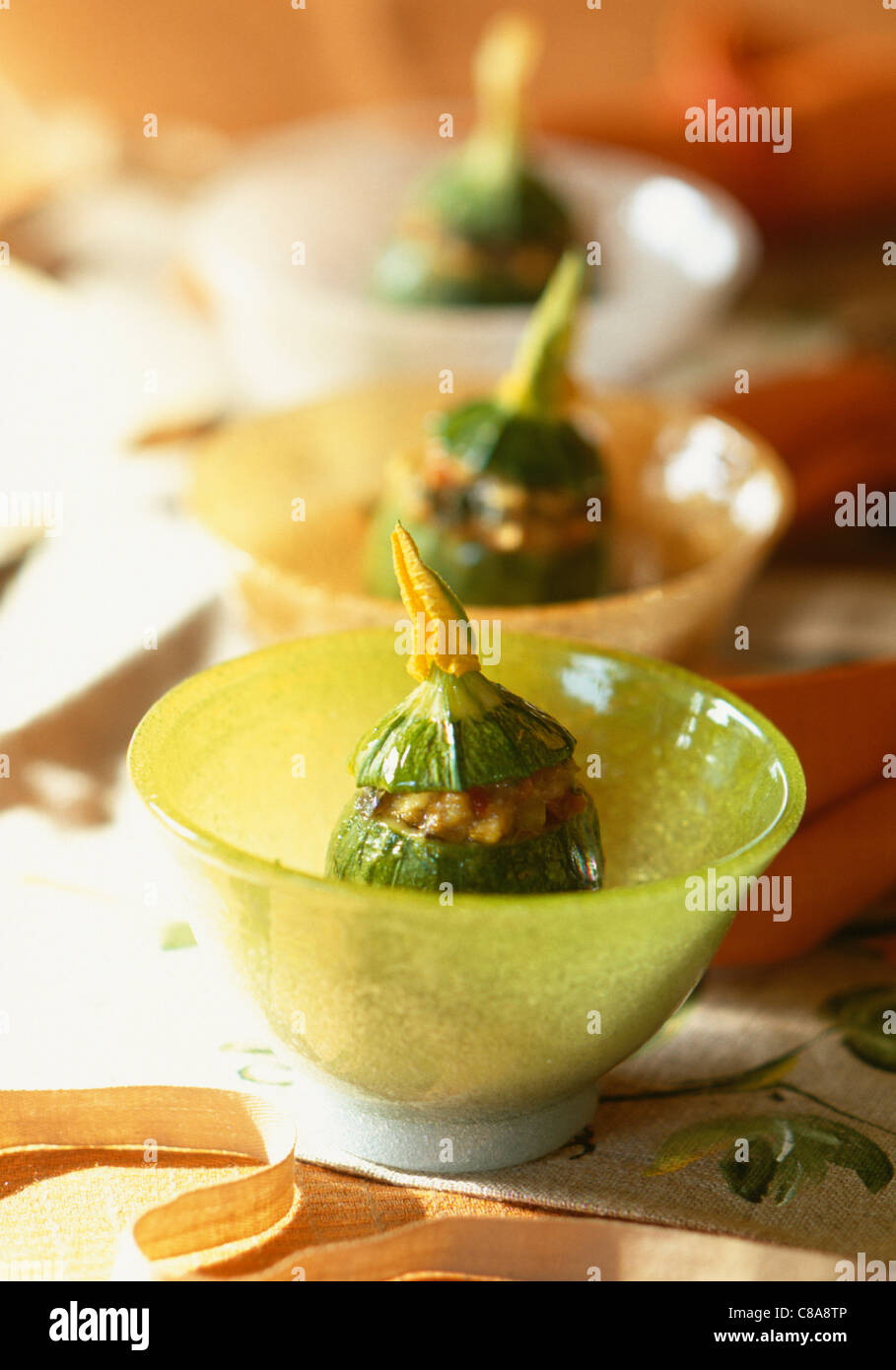 Runde Zucchini gefüllt Stockfoto