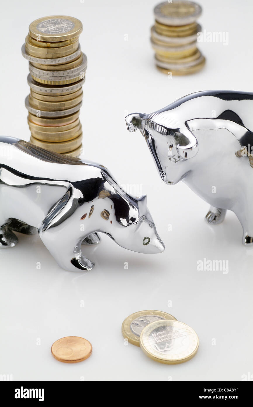 Bulle und Bär mit Euro-Münzen Stockfoto