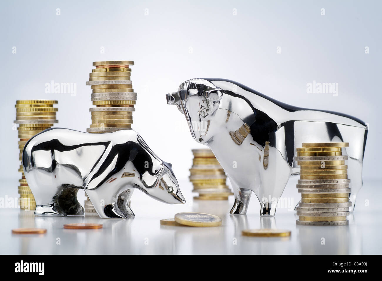 Bulle und Bär mit Euro-Münzen Stockfoto