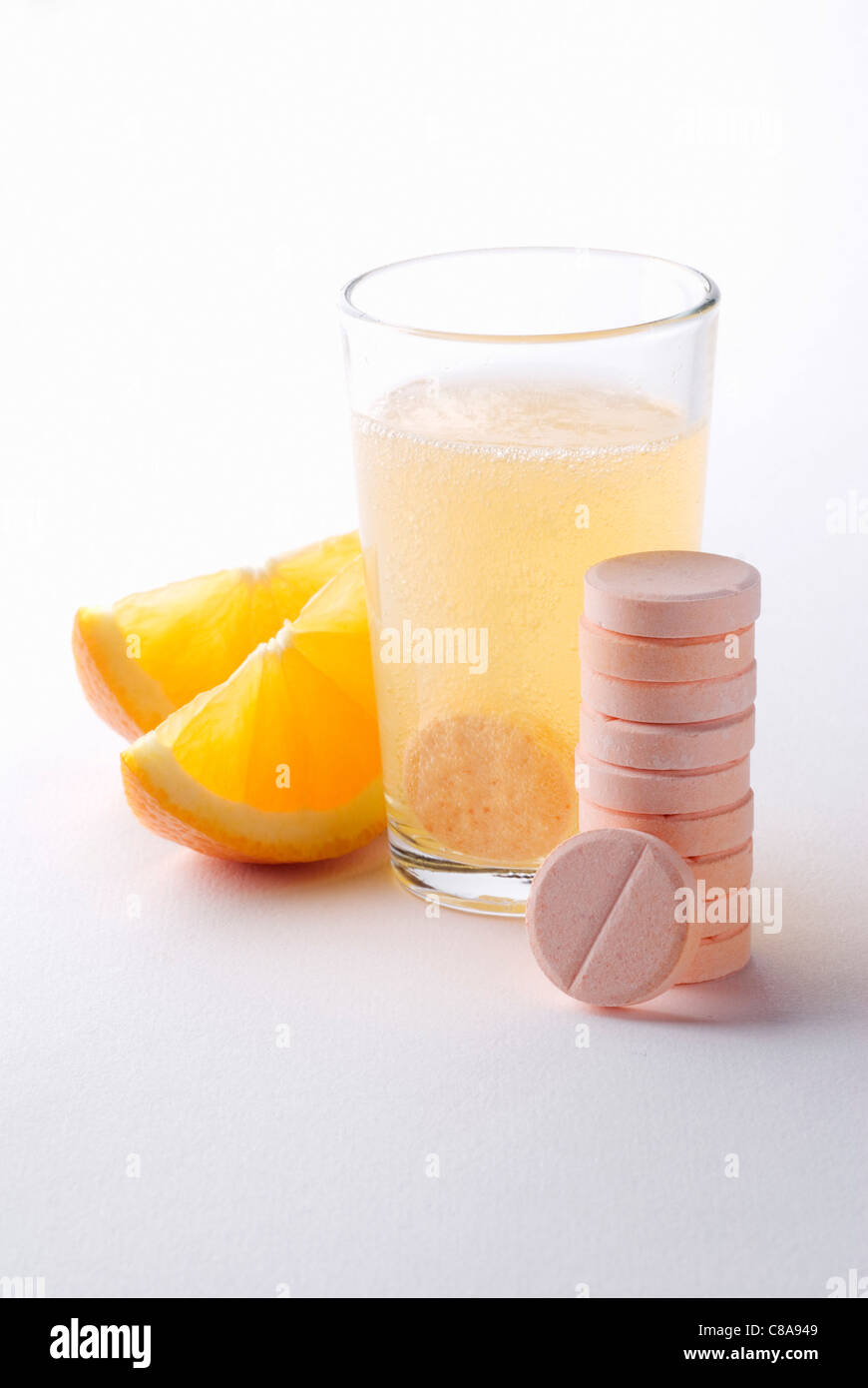 Brausetablette Vitamin c in einem Glas Wasser Stockfoto