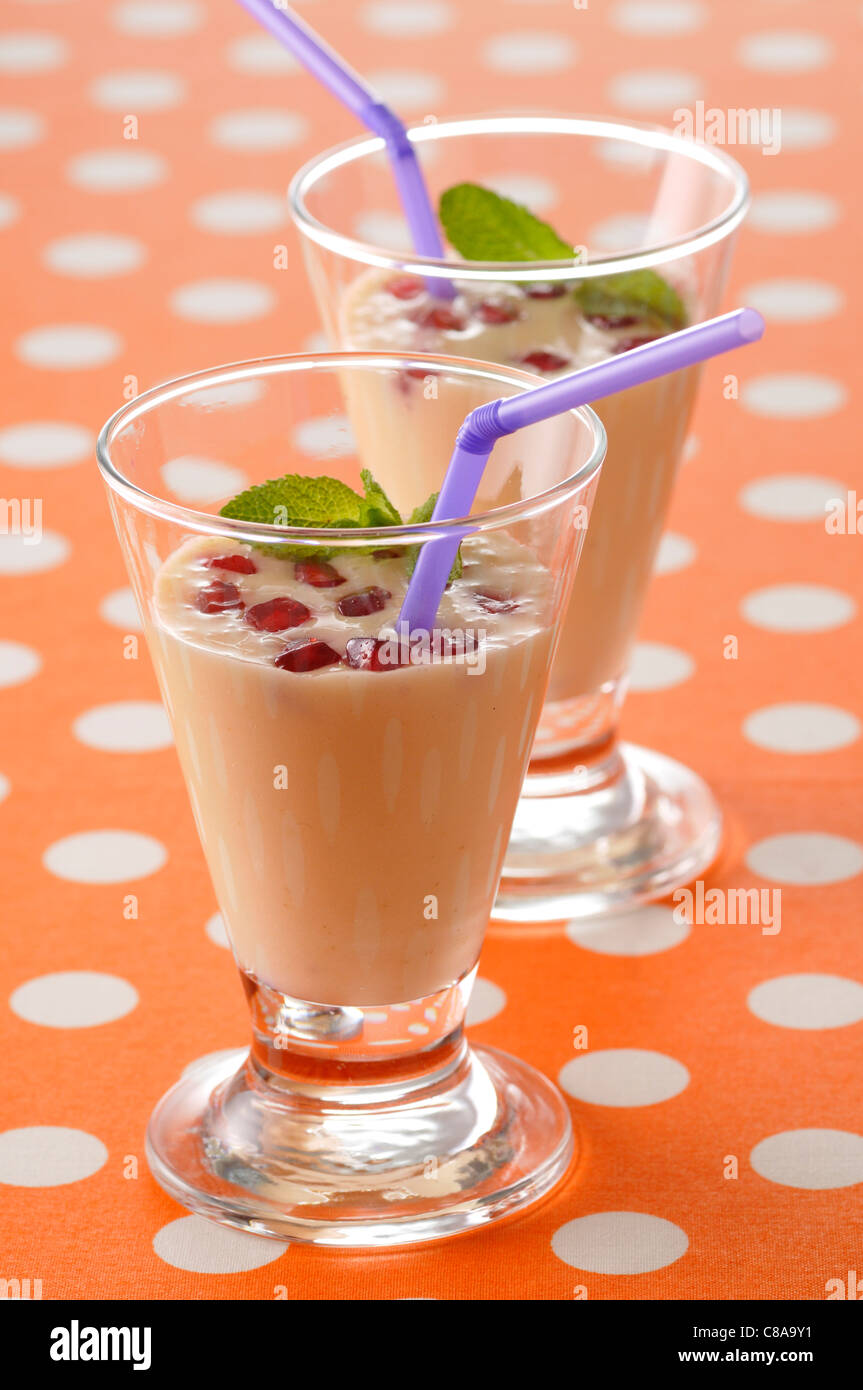 Crème de Banane Suppe mit Granatapfelkernen Stockfoto