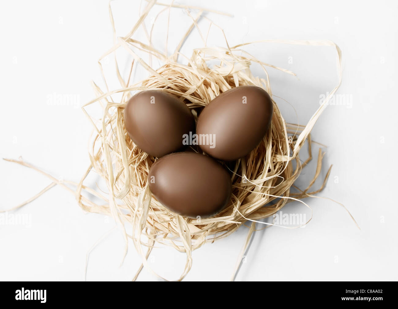 Drei Milchschokolade Eiern in einem nest Stockfoto