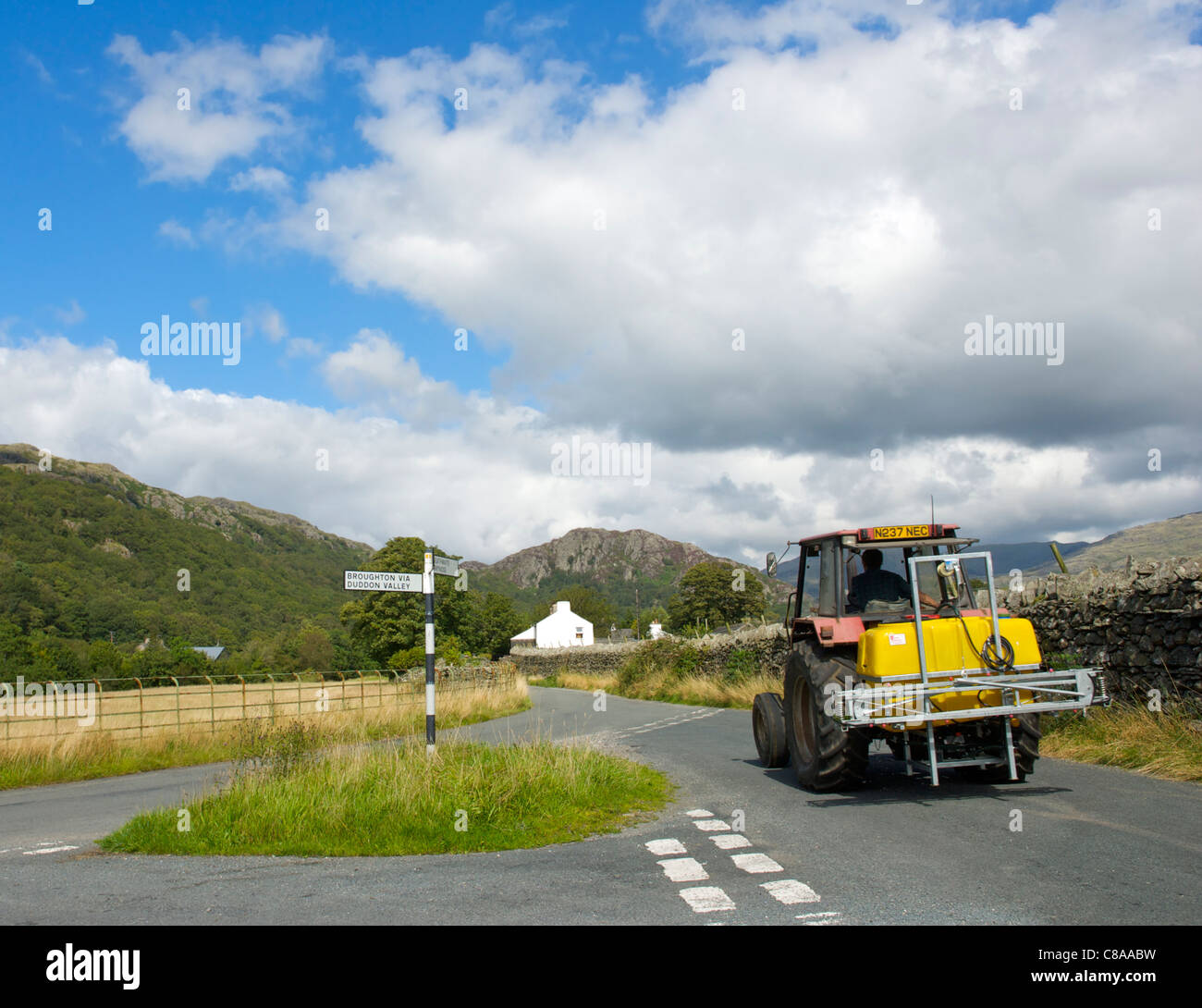 Traktor in der Offshore-Valley, Lake District National Park, Cumbria, England UK Stockfoto